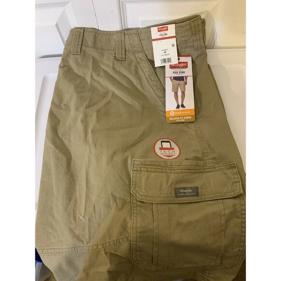 New Wrangler FLEX‎ Cargo Short Men’s Sz 46 Khaki Relaxed Tech Pocket NWT - Picture 7 of 8